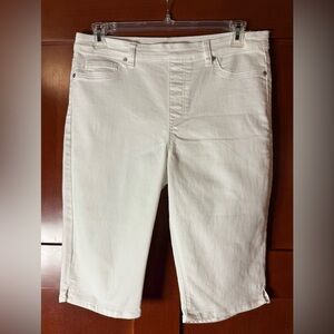 DG2 by Diane Gilman White Women's Bermuda Shorts